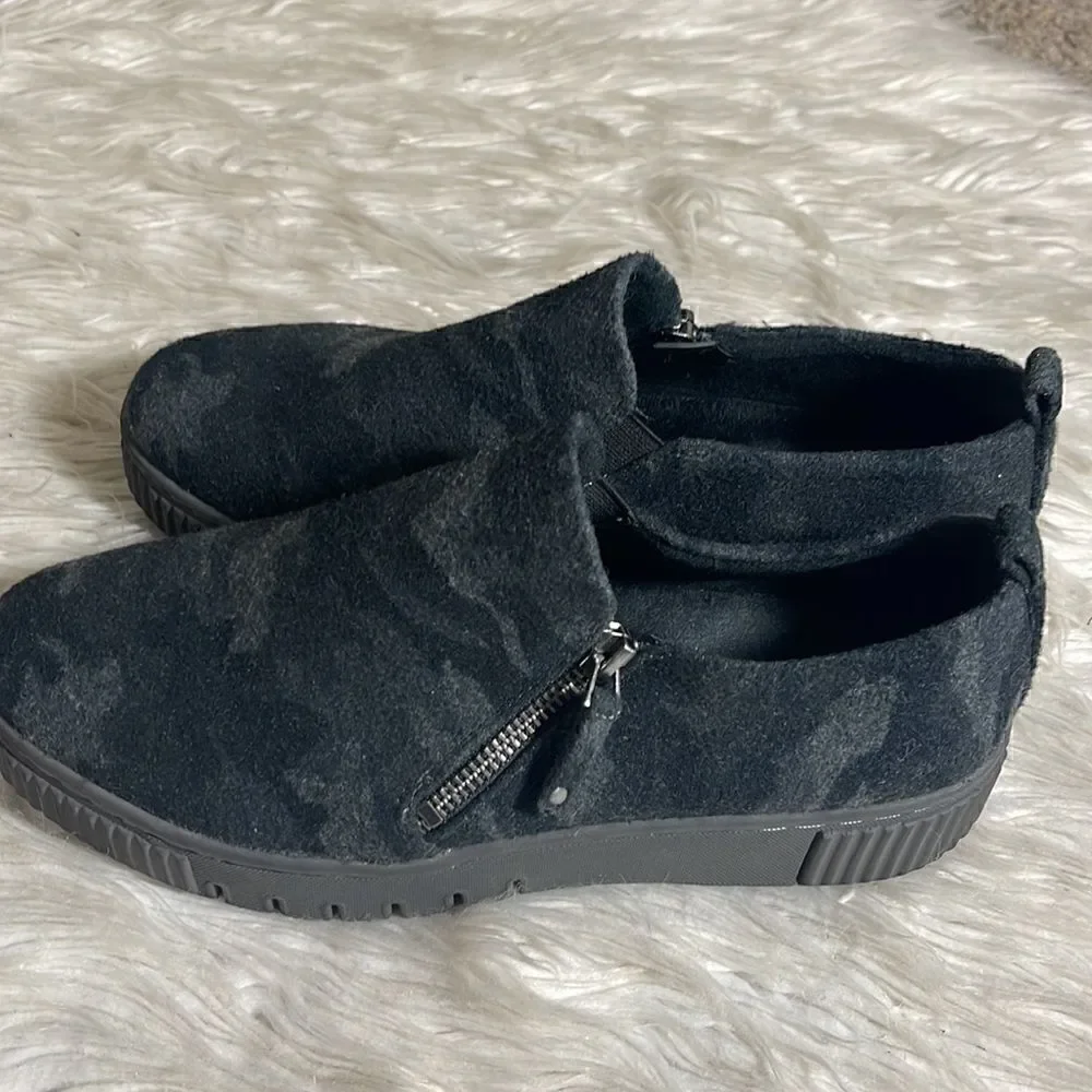 Soul Naturalizer Sneakers Womens size 8.5 W Turner slip on faux fur camo Winter